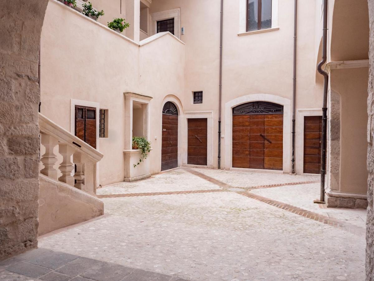Palazzo Dei Pavoni, Relais Di Charme Bed & Breakfast L'Aquila Exterior photo