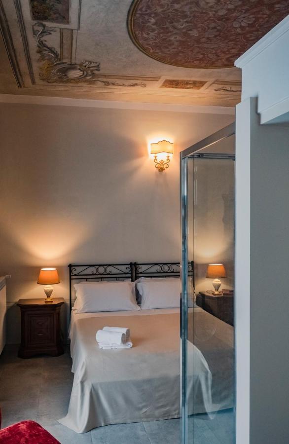 Palazzo Dei Pavoni, Relais Di Charme Bed & Breakfast L'Aquila Exterior photo